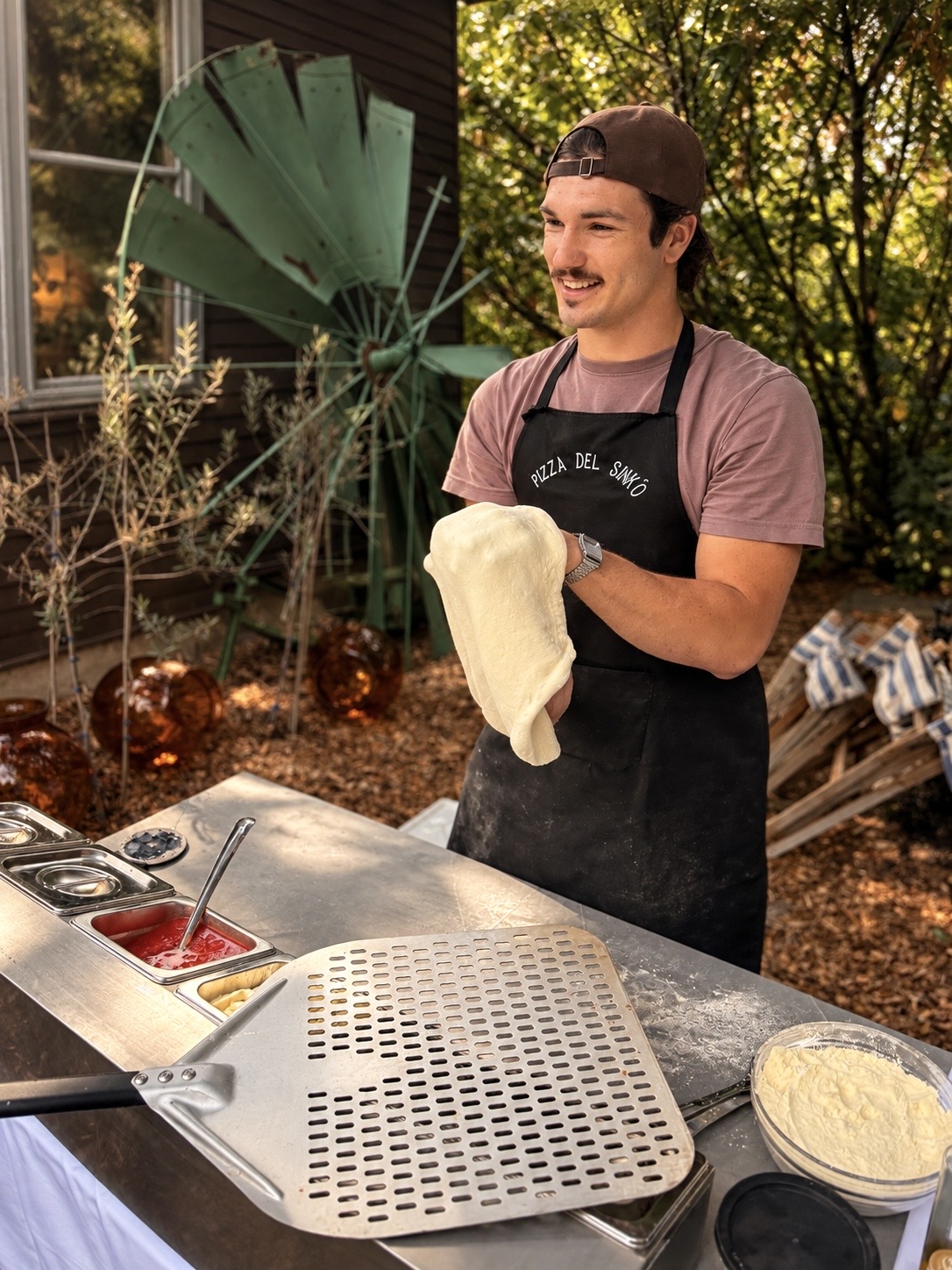 Sinkó Zsombor nápolyi pizzát készít egy kerti eseményen
