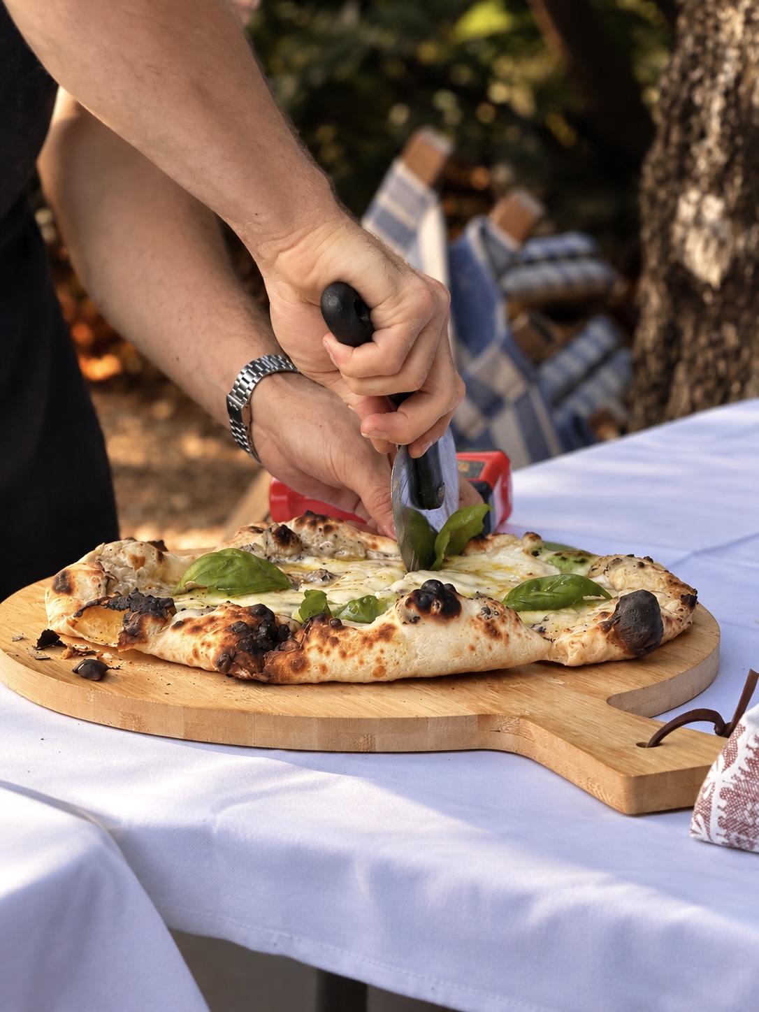 Frissen sült pizza szeletelése