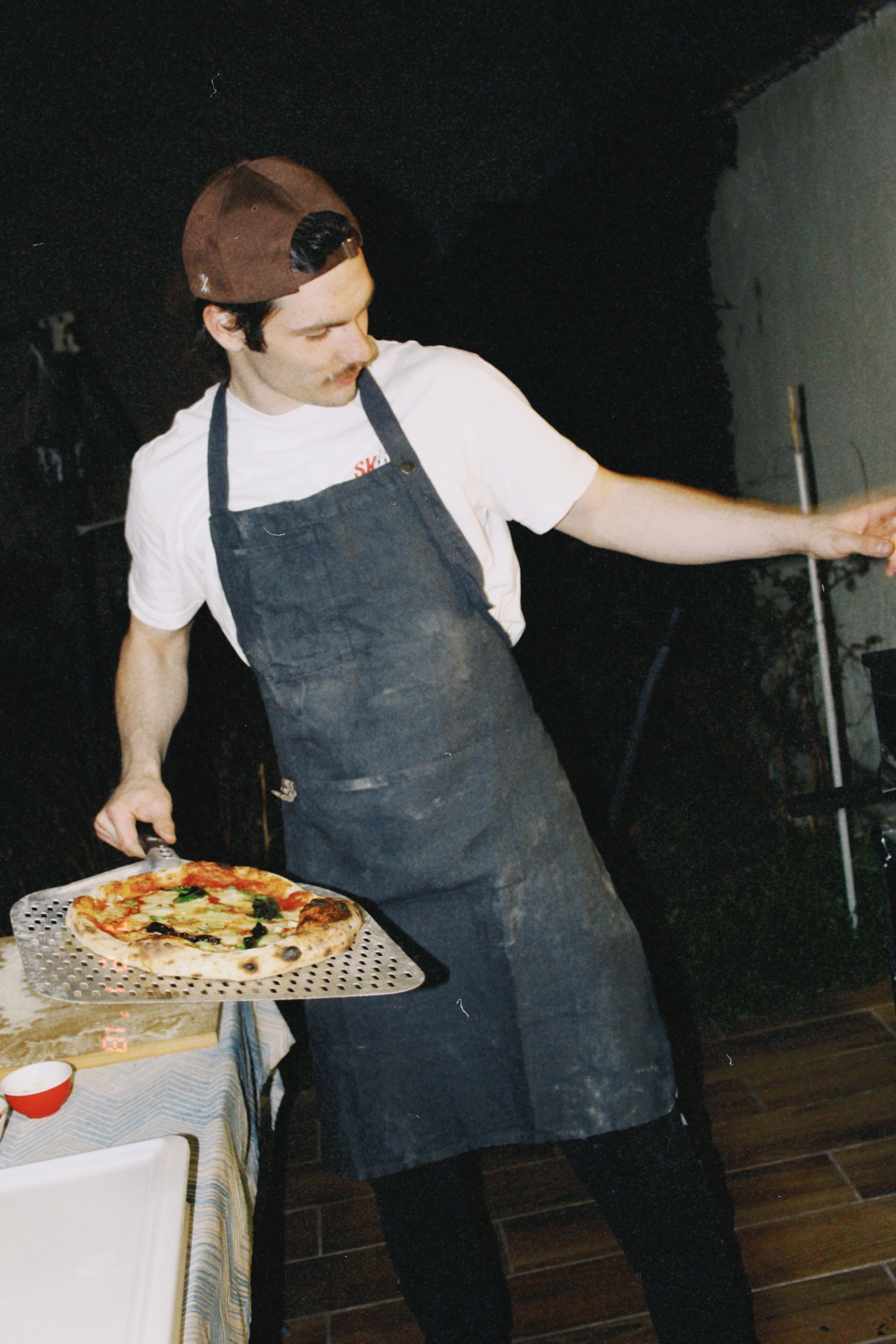 Sinkó Zsombor pizzát szervíroz